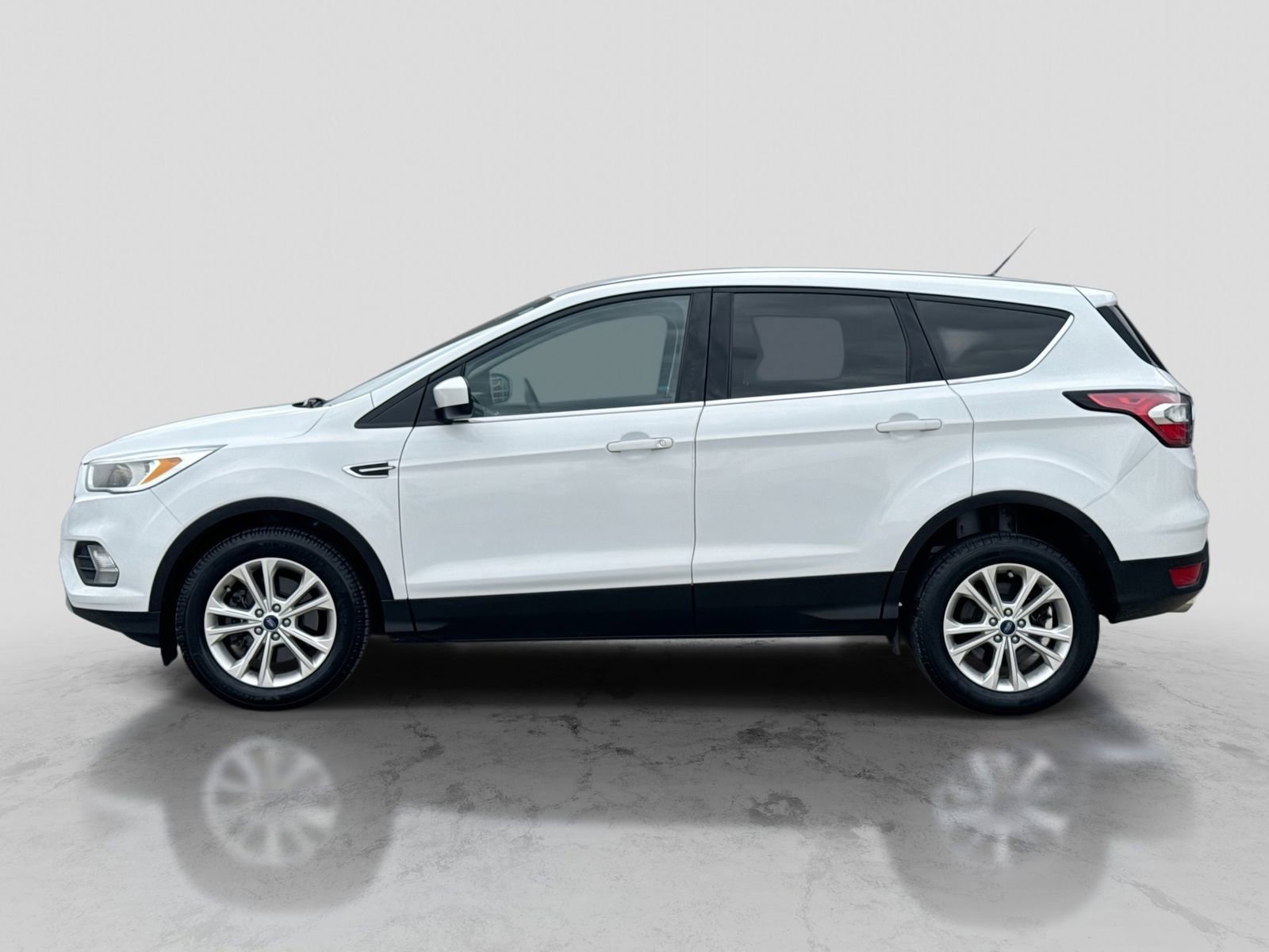 Used 2017 Ford Escape SE FWD image 3