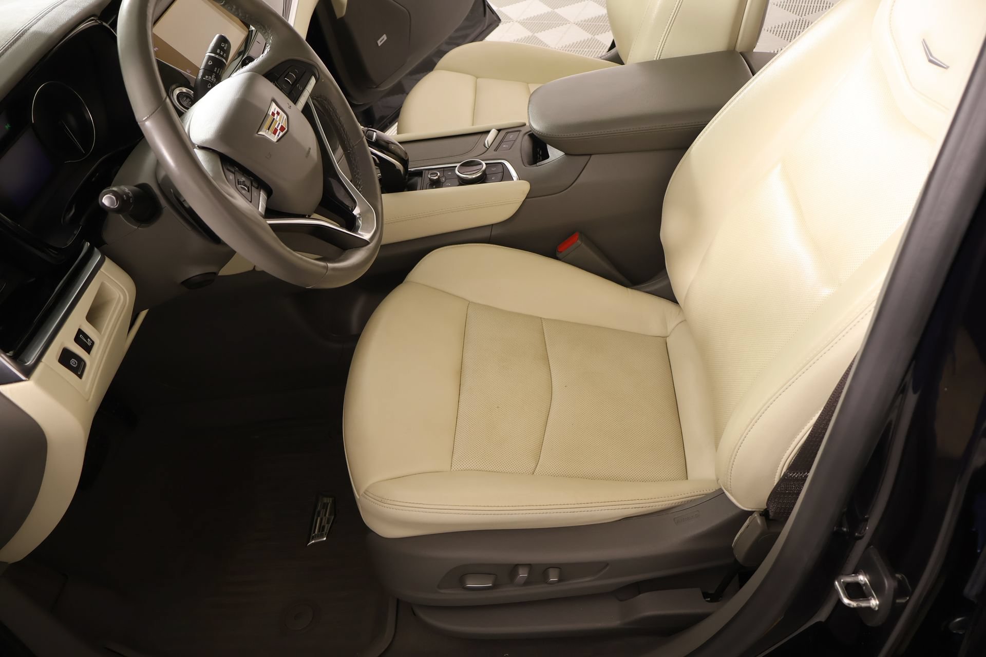 Used 2022 Cadillac XT6 Premium Luxury w/ LPO, Floor Liner Package AWD/4WD image 12