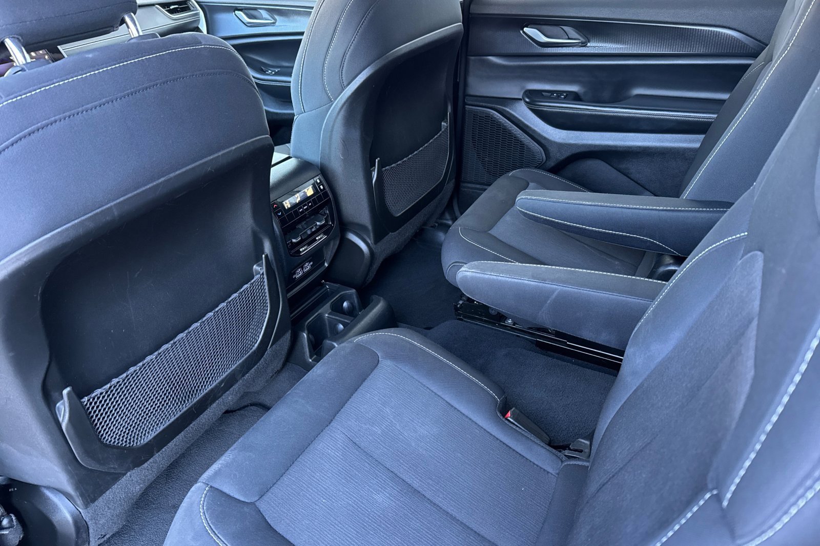 Used 2023 Jeep Grand Cherokee L Laredo image 13