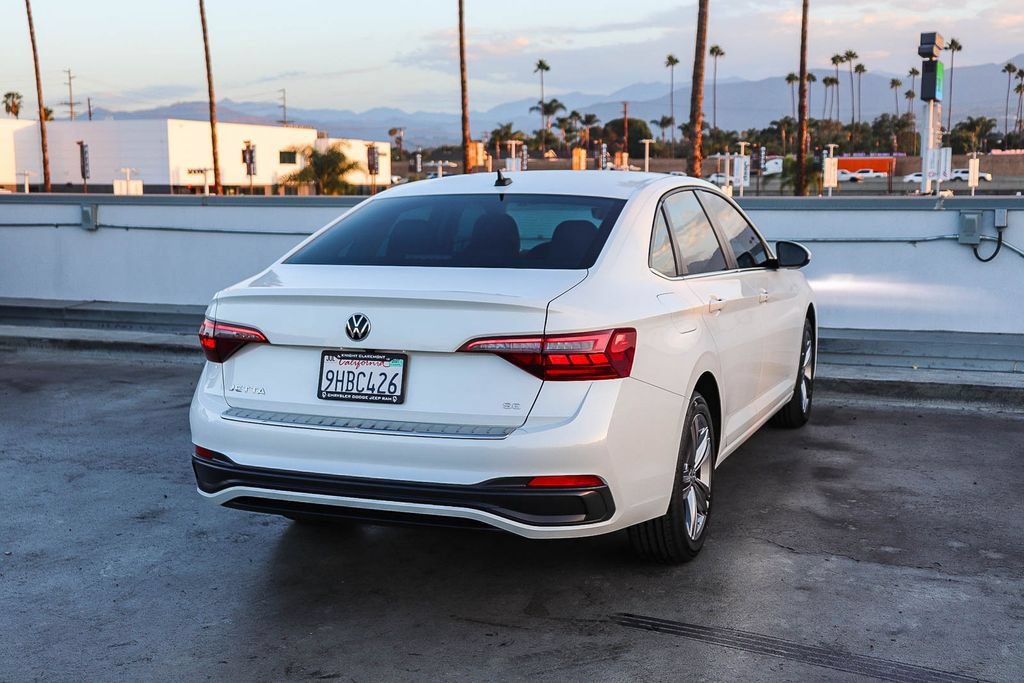 Used 2023 Volkswagen Jetta SE FWD image 9