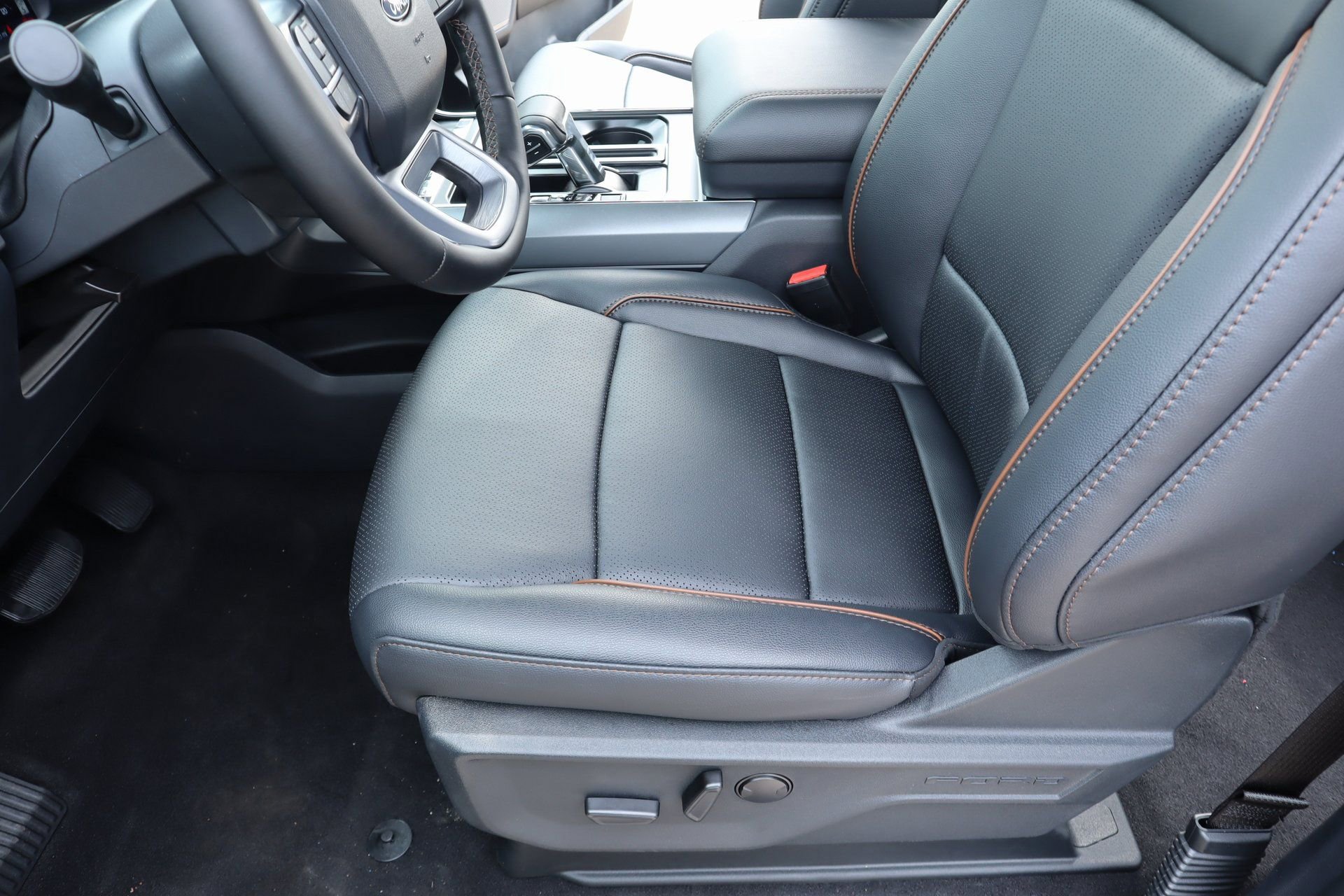 New 2025 Ford F150 Lariat w/ Equipment Group 501A Mid image 13