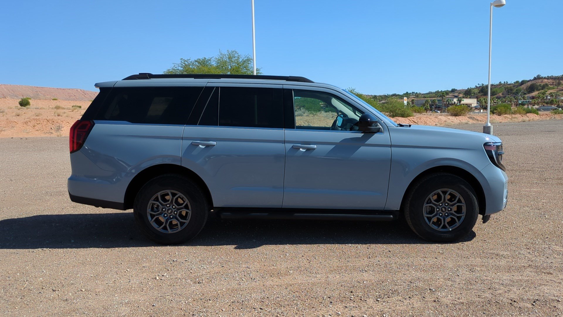 Used 2025 Ford Expedition Active AWD/4WD image 3