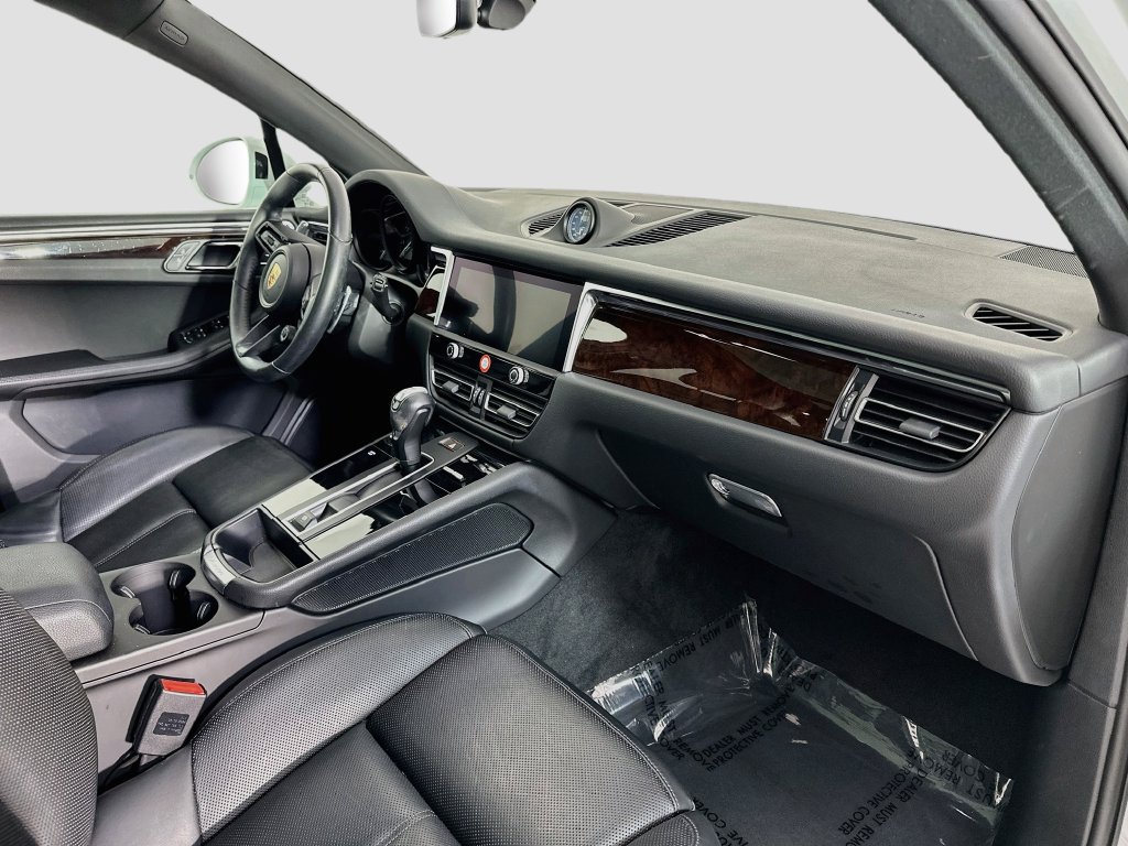 Certified 2024 Porsche Macan AWD/4WD image 31