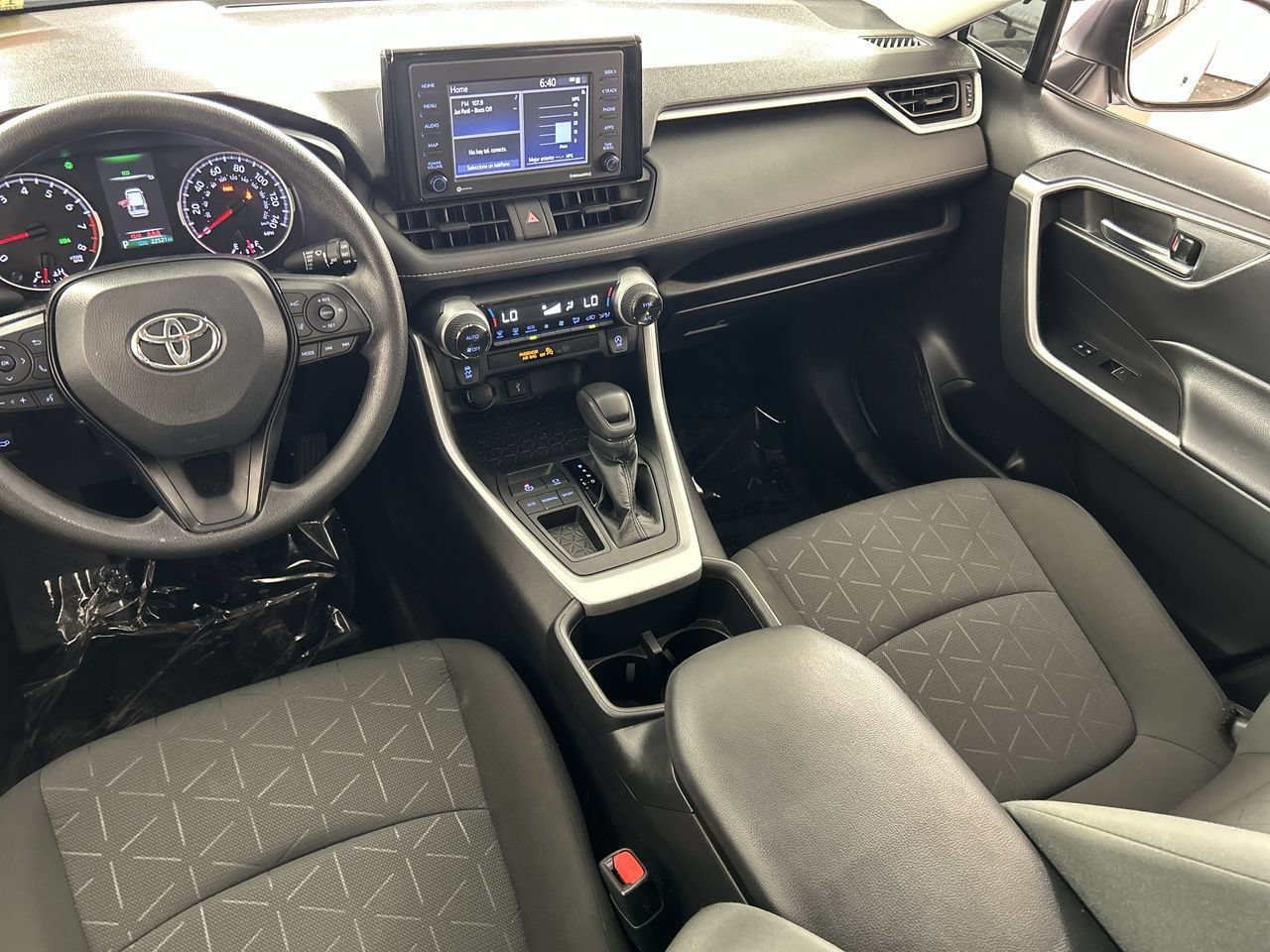 Used 2022 Toyota RAV4 XLE w/ Convenience Package FWD image 23