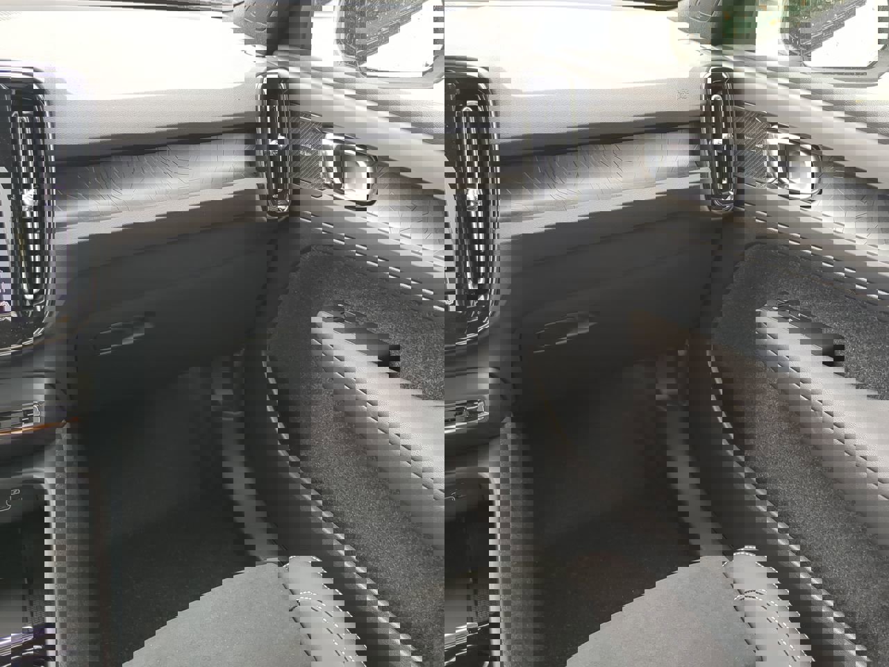 New 2024 Volvo XC40 Recharge Ultimate w/ Protection Package Premier image 16