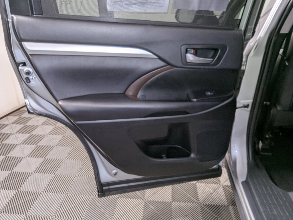 Used 2019 Toyota Highlander XLE AWD/4WD image 41