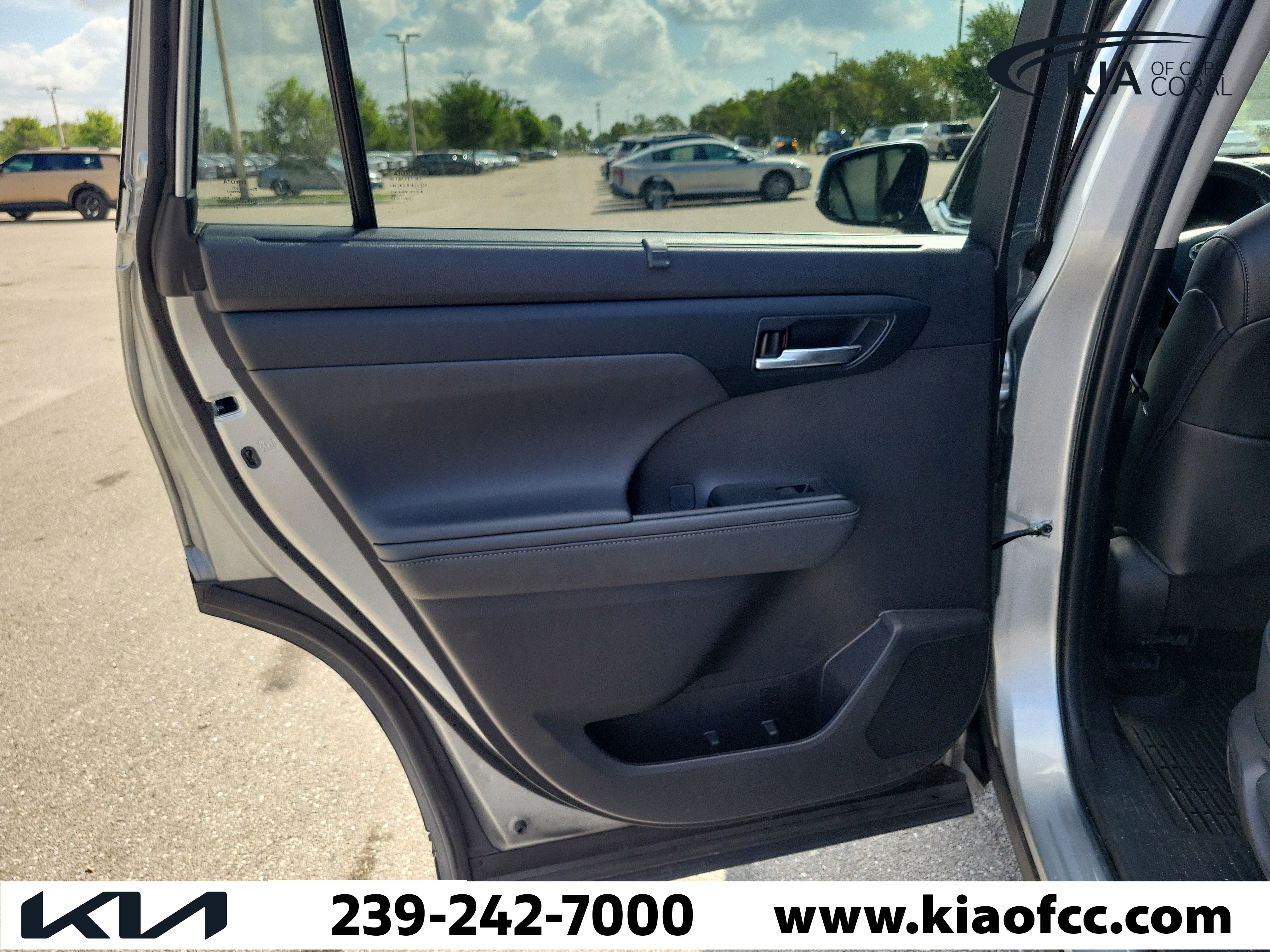Used 2022 Toyota Highlander XLE FWD image 14