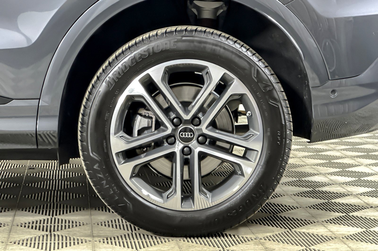 Used 2025 Audi Q5 Premium w/ Convenience Package image 25