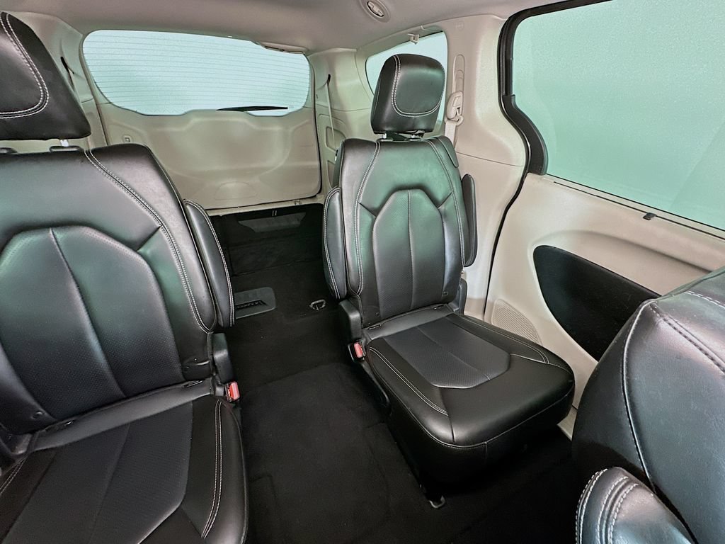 Used 2023 Chrysler Pacifica Touring-L FWD image 14