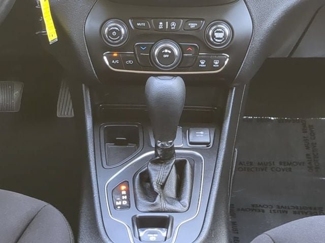 Used 2019 Jeep Cherokee Latitude w/ Cold Weather Group FWD image 18