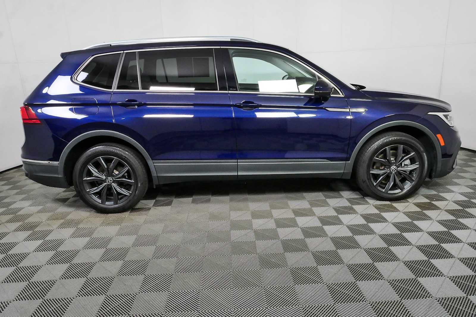 Certified 2023 Volkswagen Tiguan SE w/ Panoramic Sunroof Package FWD image 3