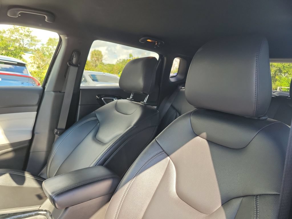 Used 2025 Jeep Compass Limited AWD/4WD image 22