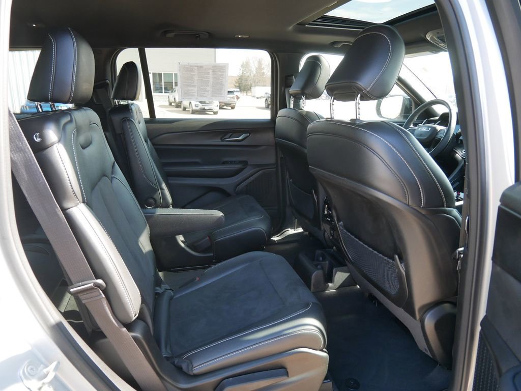 Used 2024 Jeep Grand Cherokee L Altitude AWD/4WD image 12