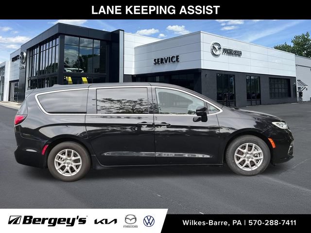 Used 2024 Chrysler Pacifica Touring-L FWD image 6
