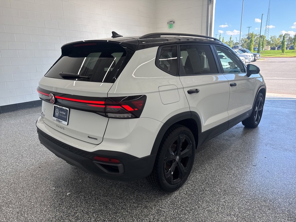 Certified 2025 Volkswagen Taos SE image 4