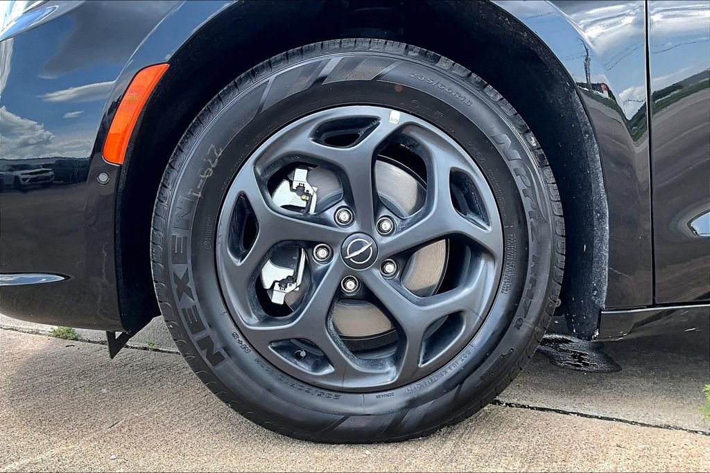 New 2025 Chrysler Pacifica Premium FWD image 10