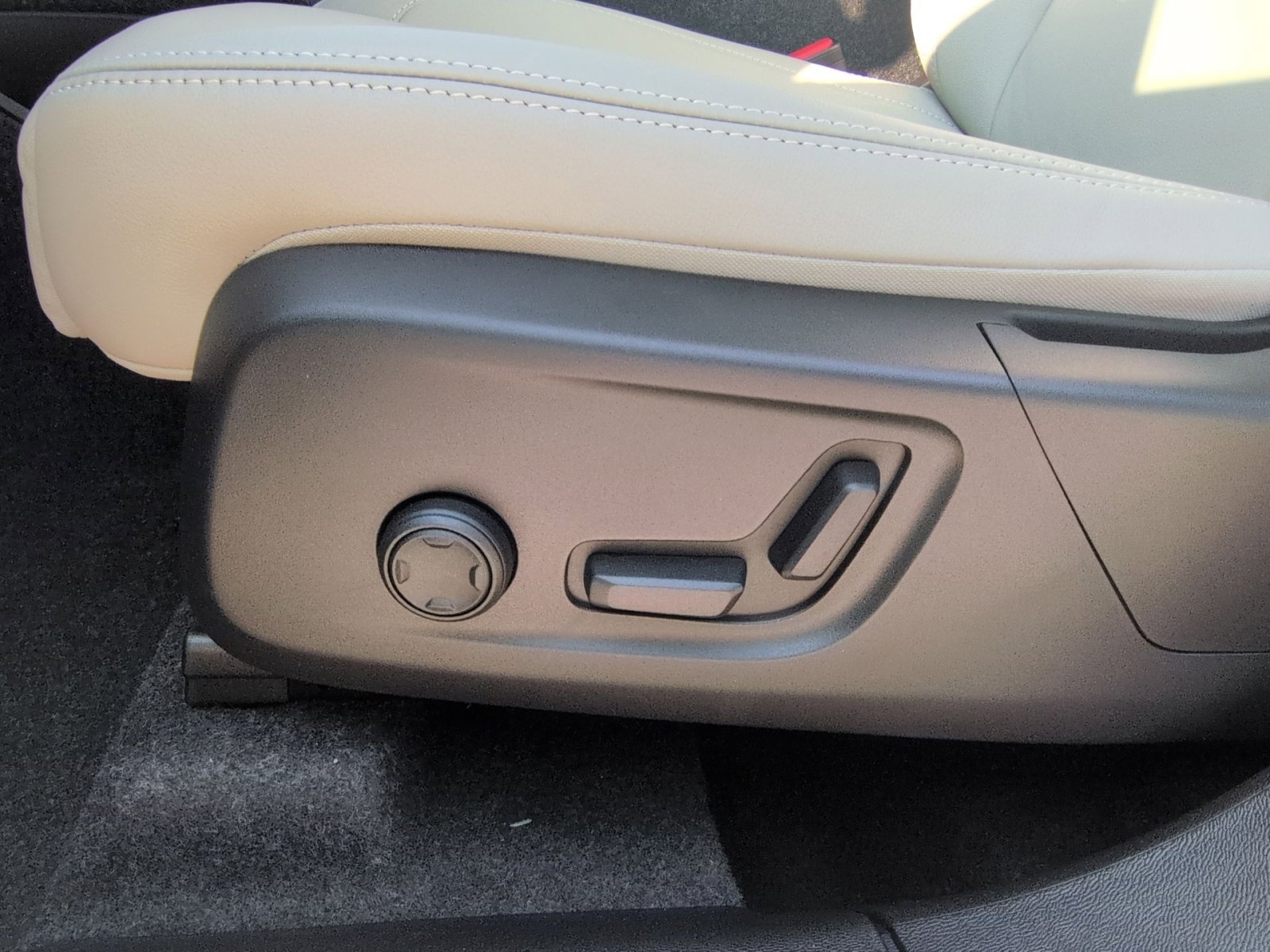 New 2026 Volvo XC40 B5 Ultra w/ Protection Package Premier image 14