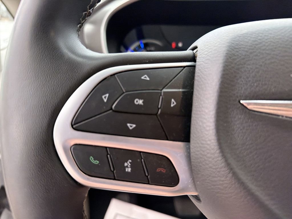 Used 2024 Chrysler Pacifica Select image 18