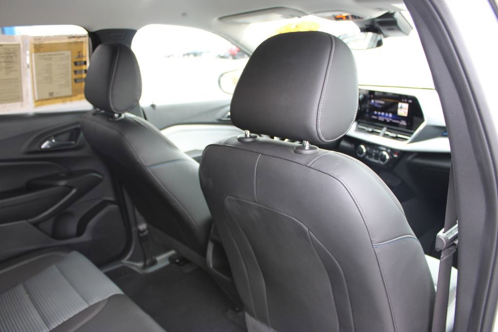 Used 2025 Chevrolet Trax LT w/ LT Convenience Package image 31