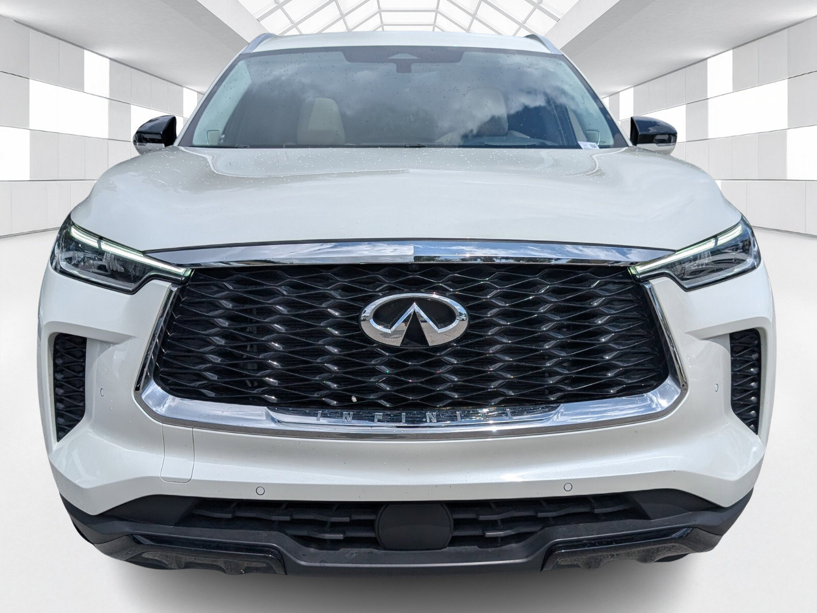 Used 2023 INFINITI QX60 Luxe w/ Vision Package FWD image 2