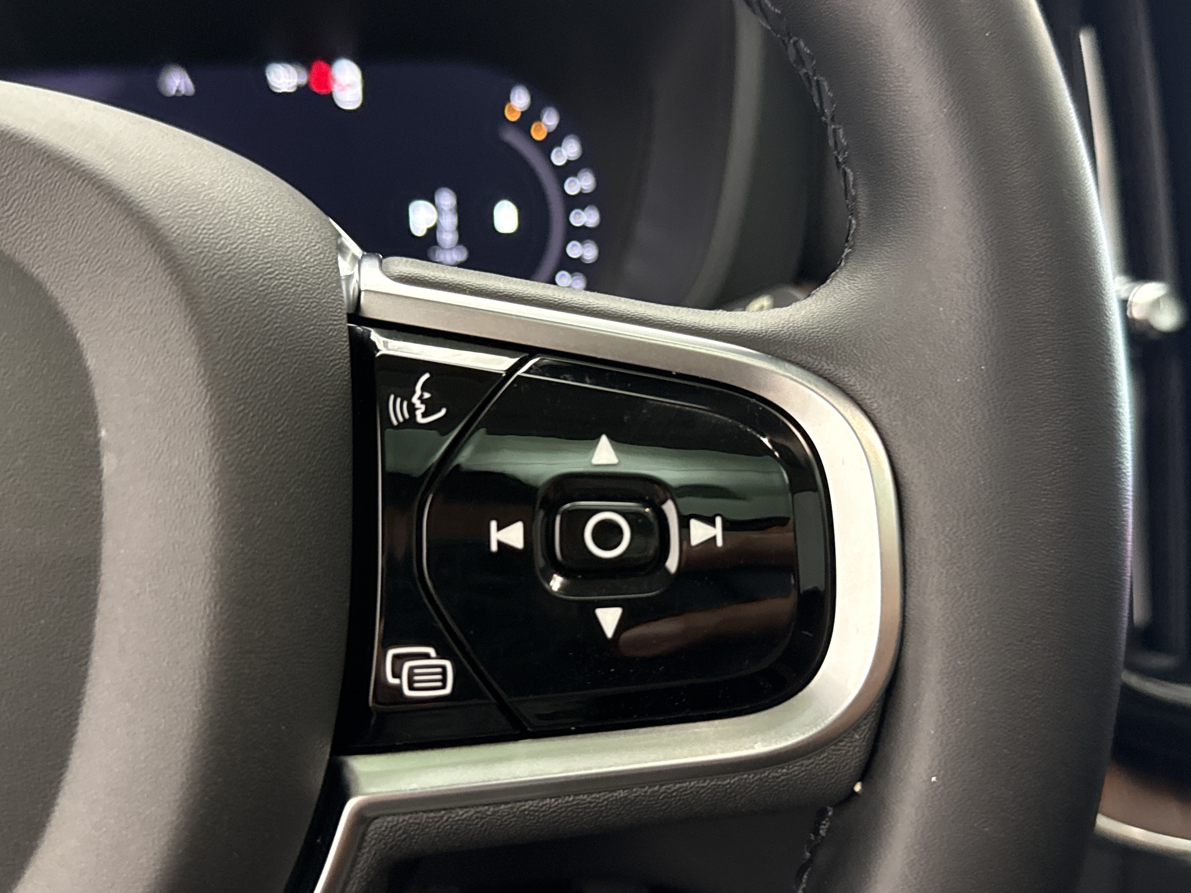 Certified 2023 Volvo XC60 B5 Plus w/ Climate Package FWD image 17
