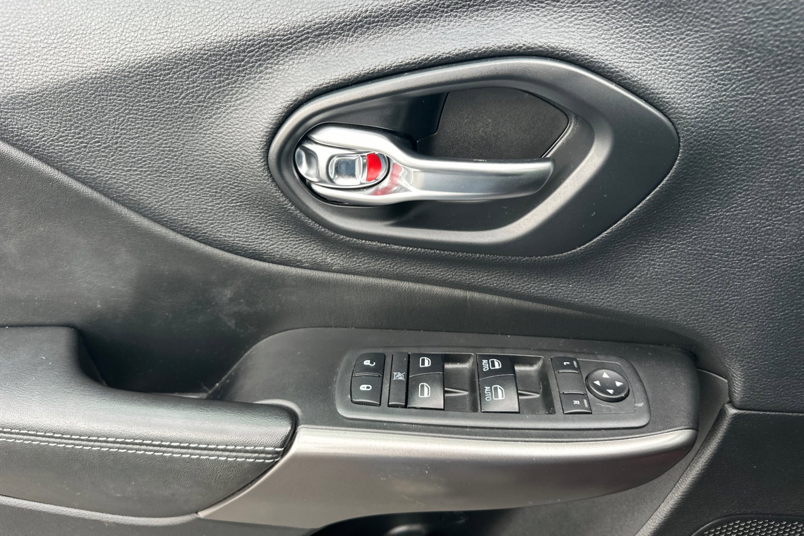 Used 2019 Jeep Cherokee Latitude w/ Cold Weather Group image 11