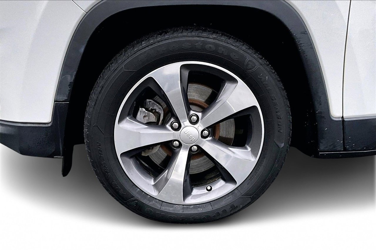 Used 2020 Jeep Cherokee Limited image 30