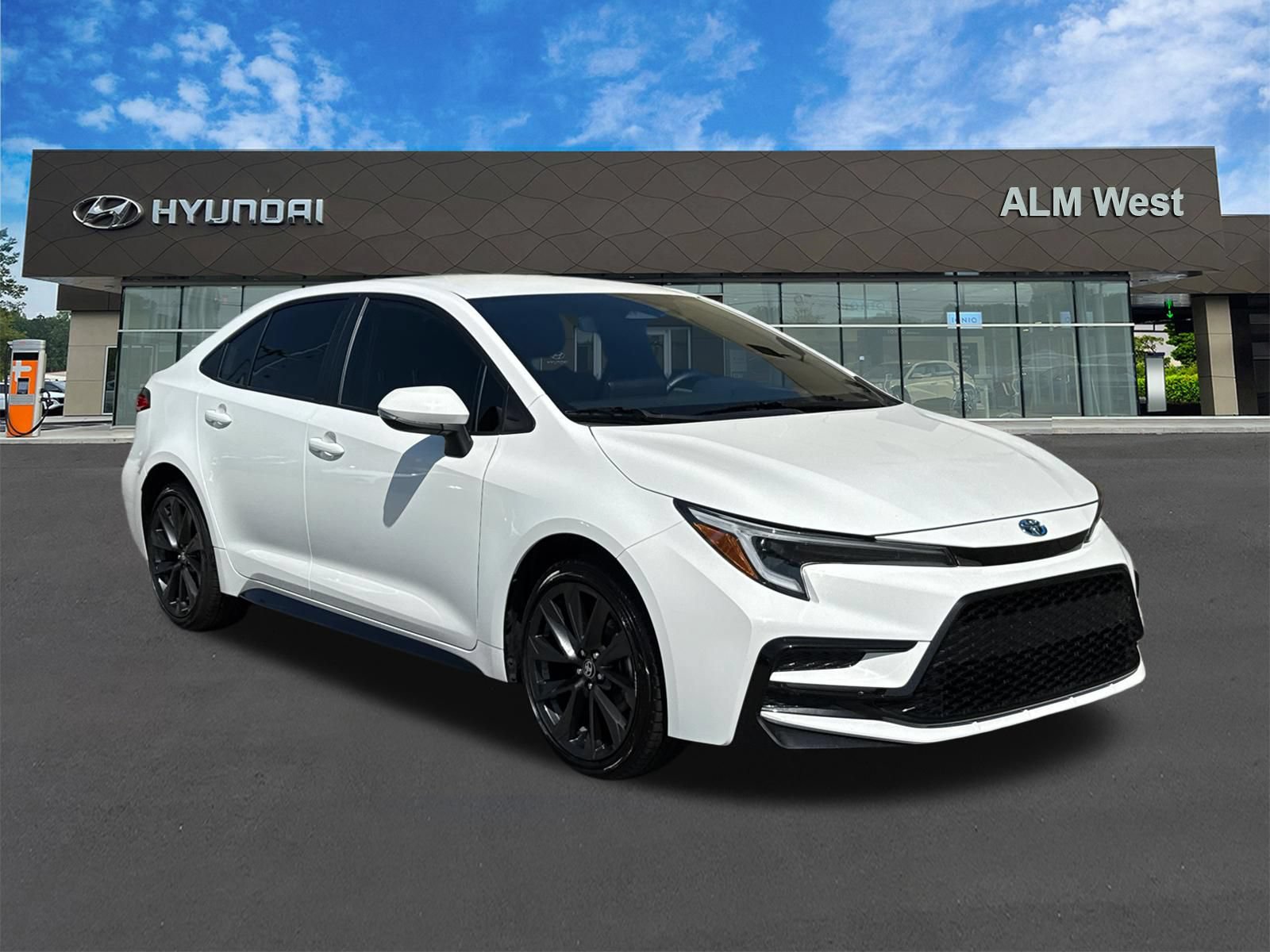 Used 2025 Toyota Corolla SE w/ Convenience Package FWD image 3