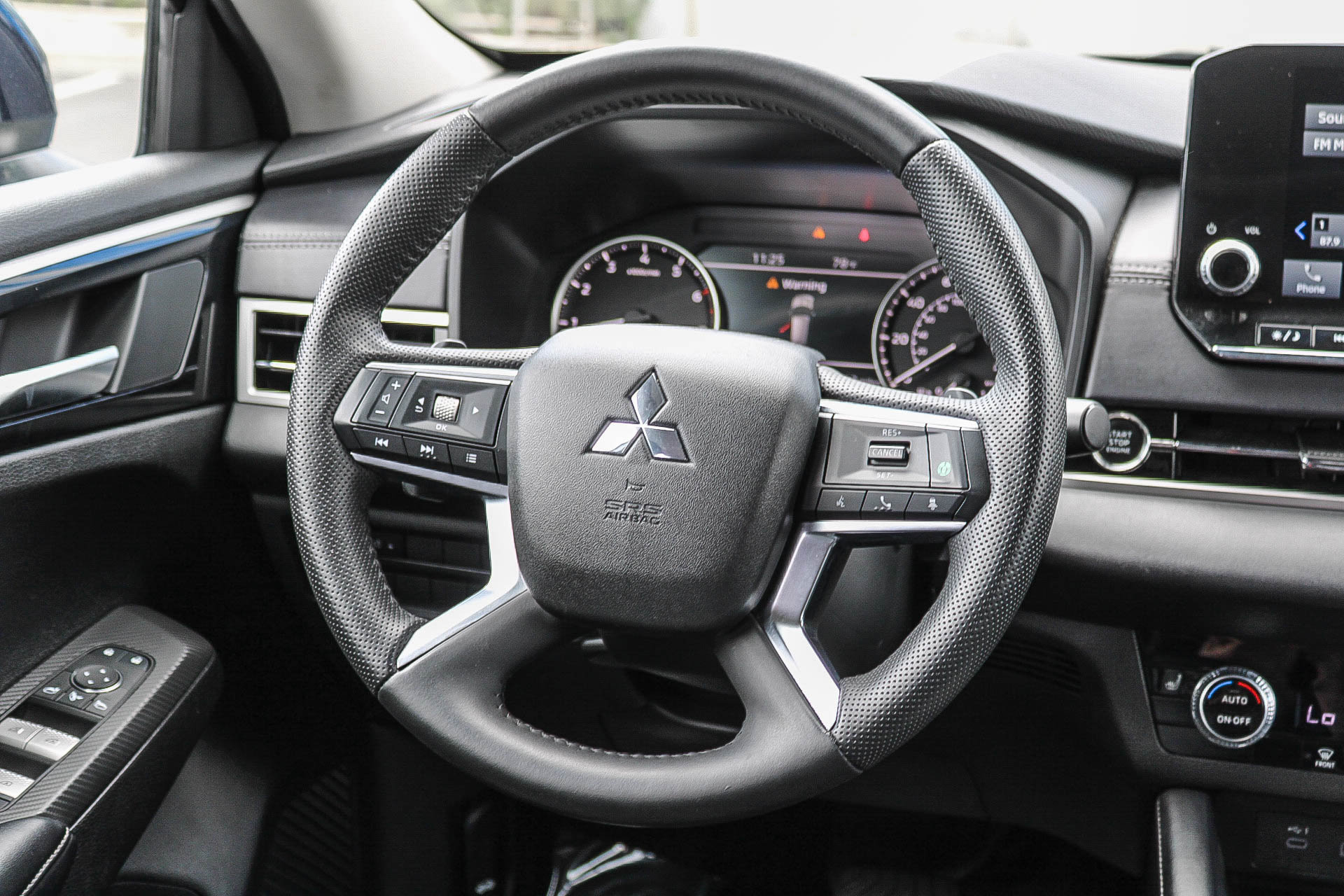 Used 2024 Mitsubishi Outlander SE AWD/4WD image 17