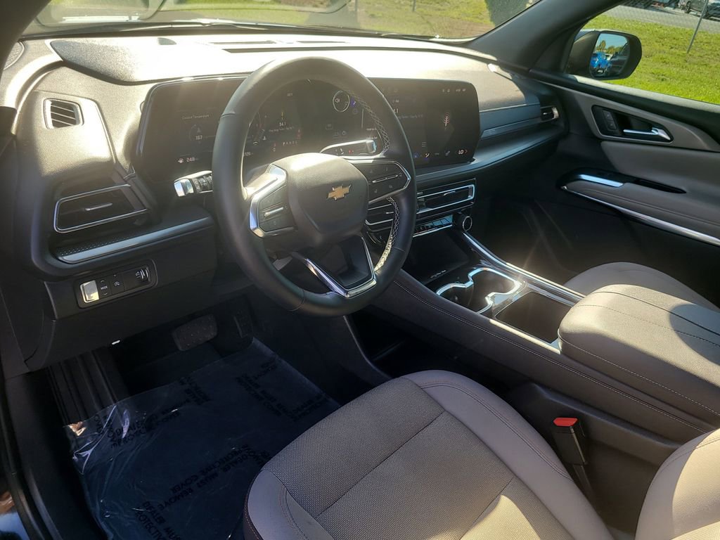 Used 2025 Chevrolet Traverse LT FWD image 17