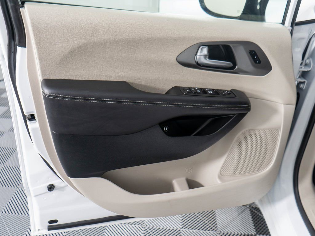 Used 2024 Chrysler Pacifica Select image 23