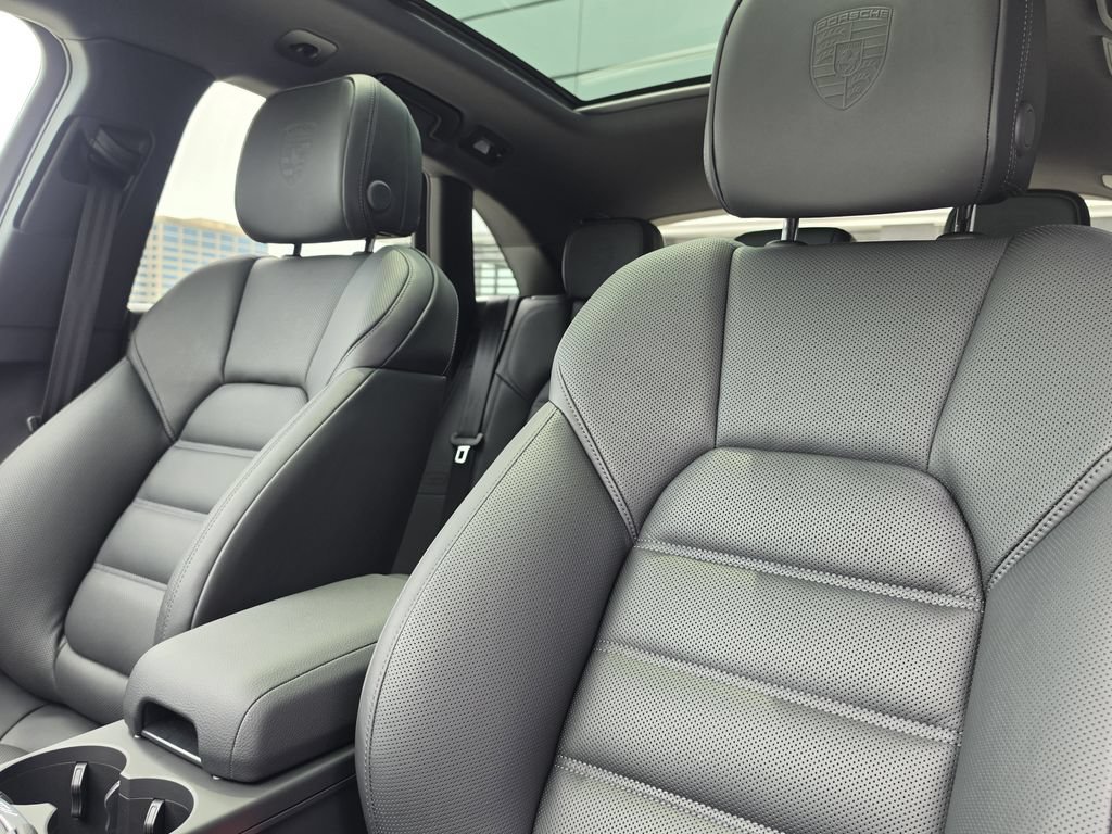 New 2026 Porsche Macan AWD/4WD image 5