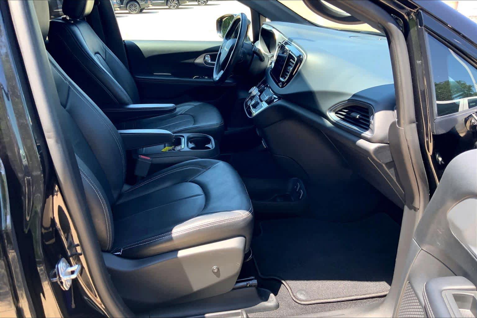 Used 2019 Chrysler Pacifica Touring Plus w/ S Appearance Package FWD image 9