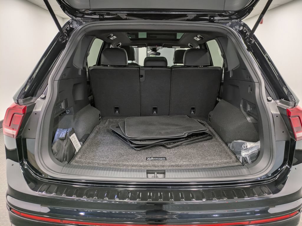 Used 2023 Volkswagen Tiguan SE R-Line AWD/4WD image 25