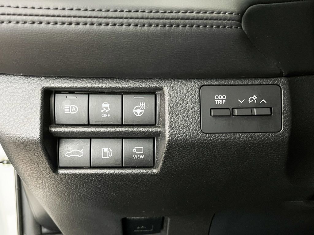 Used 2021 Toyota Avalon Limited image 18