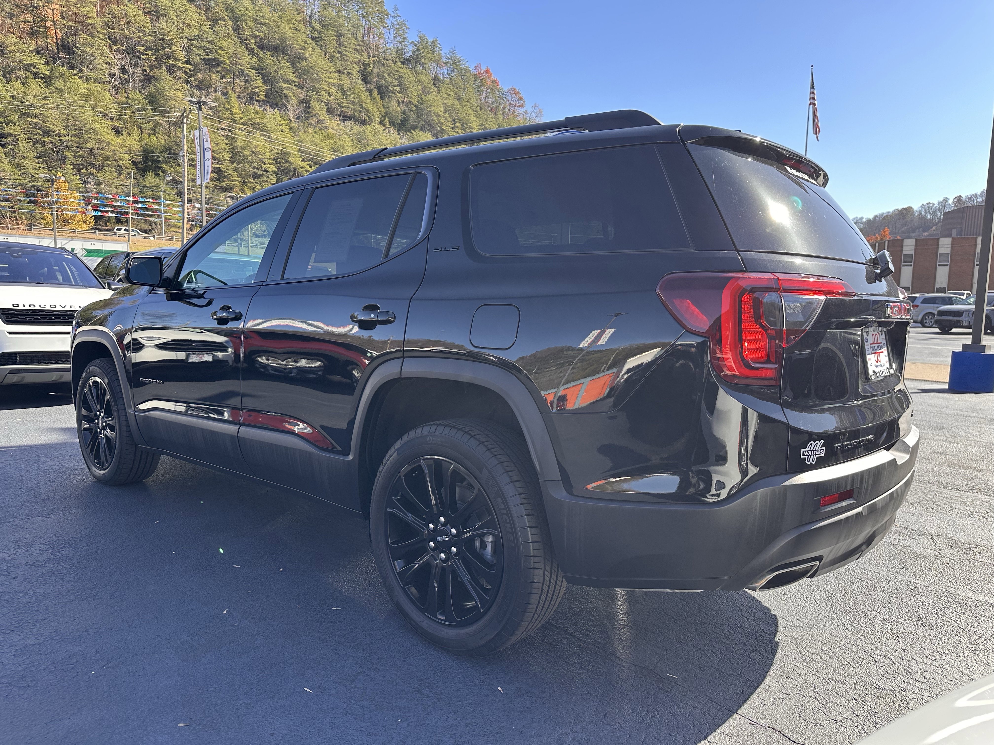 Used 2023 GMC Acadia SLE w/ Driver Convenience Package image 3