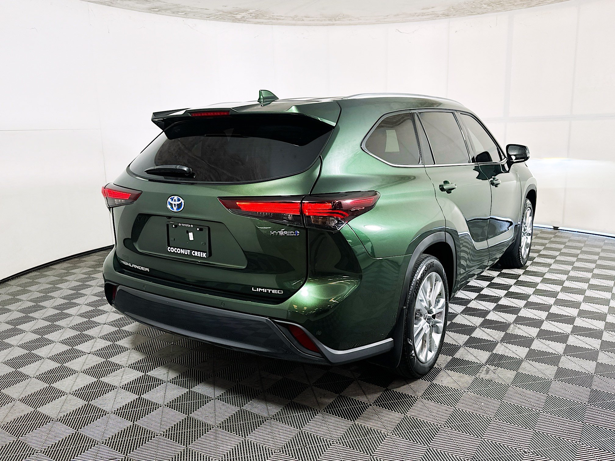 Used 2024 Toyota Highlander Limited FWD image 3