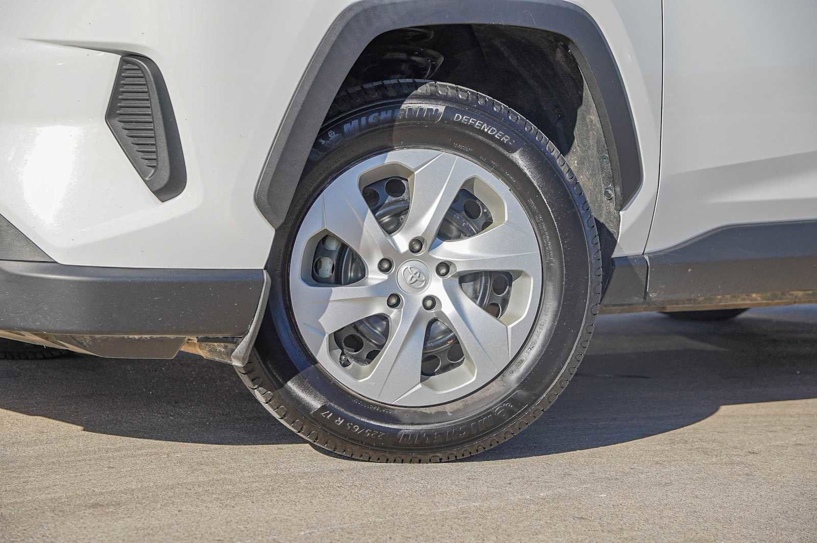 Used 2021 Toyota RAV4 LE image 2