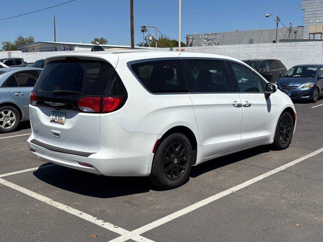 Used 2022 Chrysler Voyager LX FWD image 3