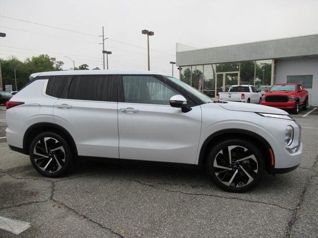 Used 2022 Mitsubishi Outlander SE image 2