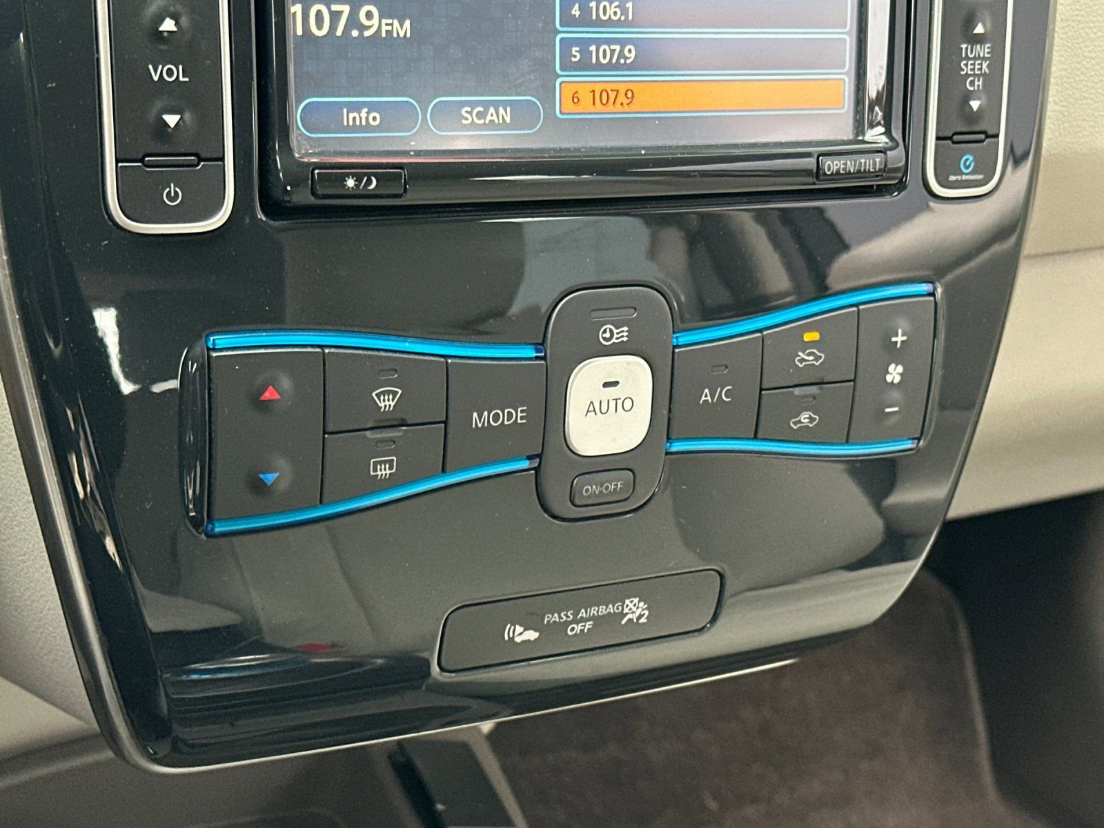 Used 2012 Nissan Leaf SL image 20