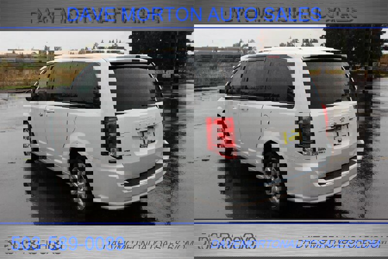 Used 2018 Dodge Grand Caravan SE w/ UConnect Hands-Free Group image 3