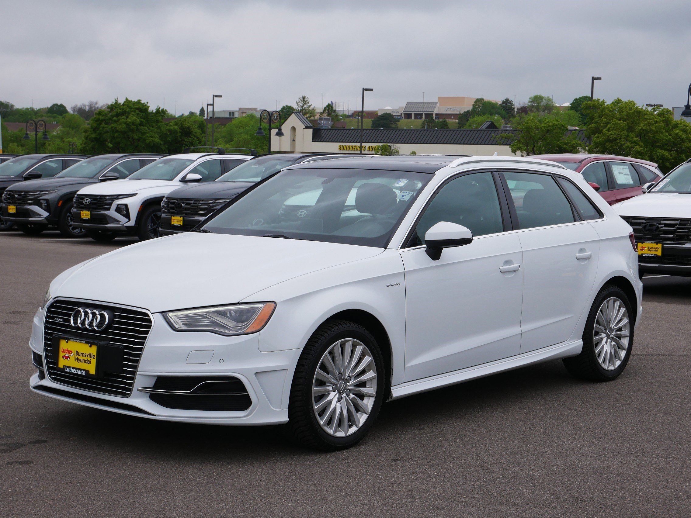 Used 2016 Audi A3 e-tron Premium Plus w/ Premium Plus Package FWD image 3
