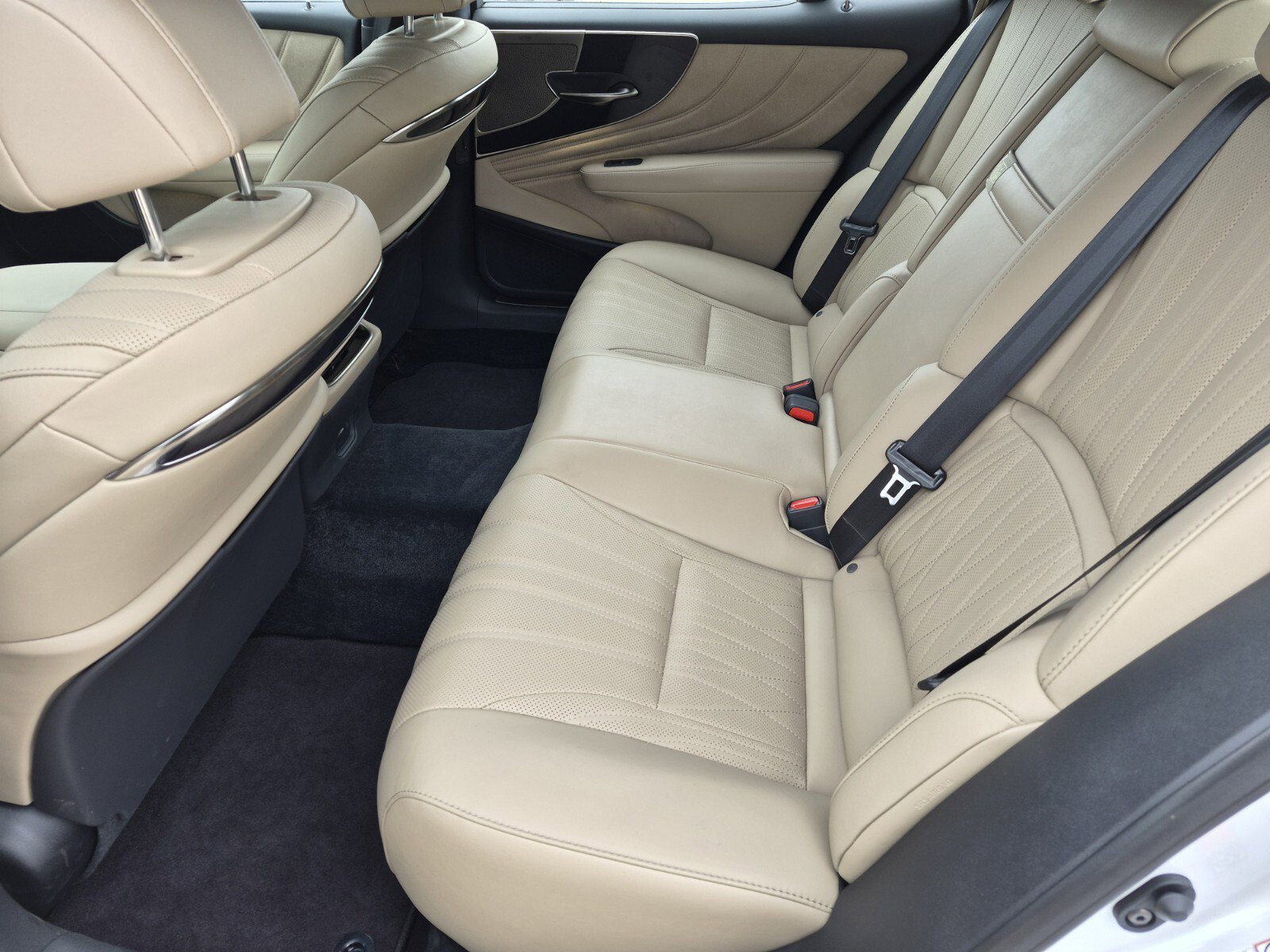 Used 2022 Lexus LS 500 w/ Interior Upgrade Package RWD image 17