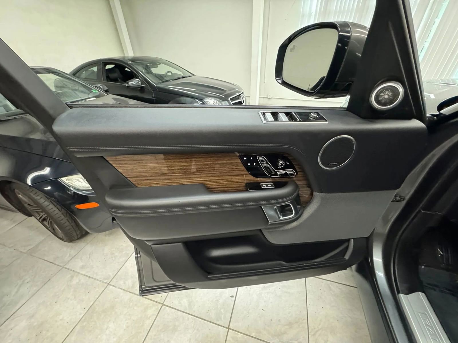 Used 2019 Land Rover Range Rover HSE image 13