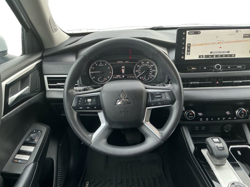 Used 2025 Mitsubishi Outlander ES image 13