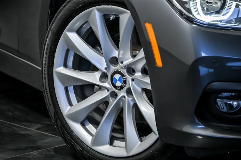 Used 2018 BMW 320i xDrive Sedan image 3