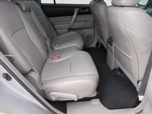 Used 2011 Toyota Highlander SE w/ Tow Pkg image 17