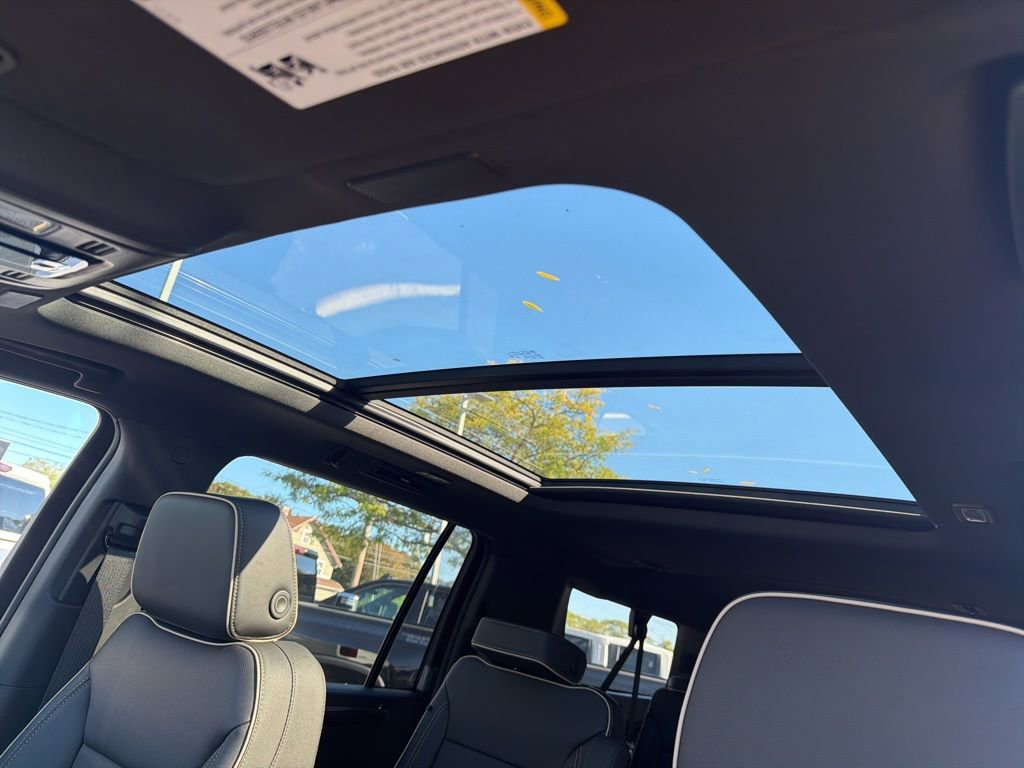 New 2026 Chevrolet Suburban Premier image 18