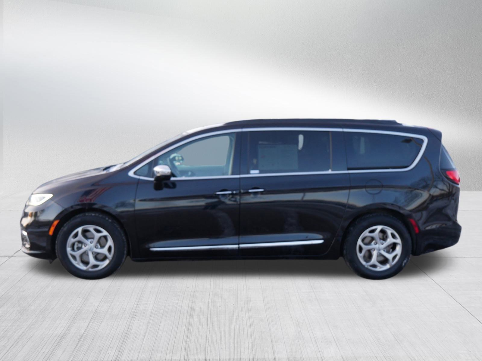 Used 2023 Chrysler Pacifica Limited FWD image 4